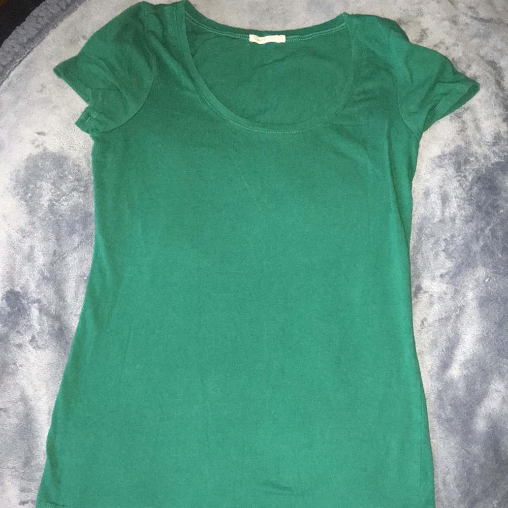 Green t-shirt Medium solid green long length, great for layering
